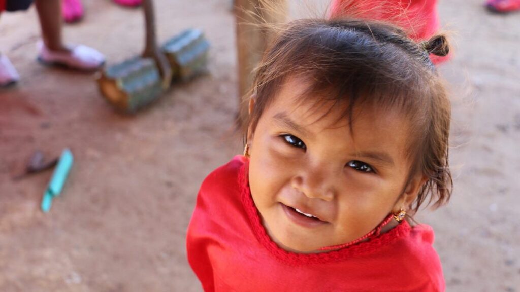 En Save the Children conmemoramos el papel de las mujeres indígenas en la preservación y transmisión del conocimiento tradicional