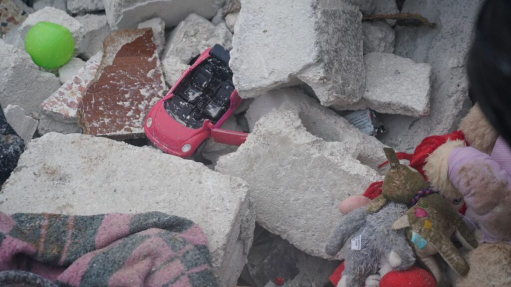 Turquía y Siria: Niños y niñas duermen en carros por temor a estar adentro, mientras las heladas condiciones dificultan la ayuda a las zonas afectadas por terremotos.