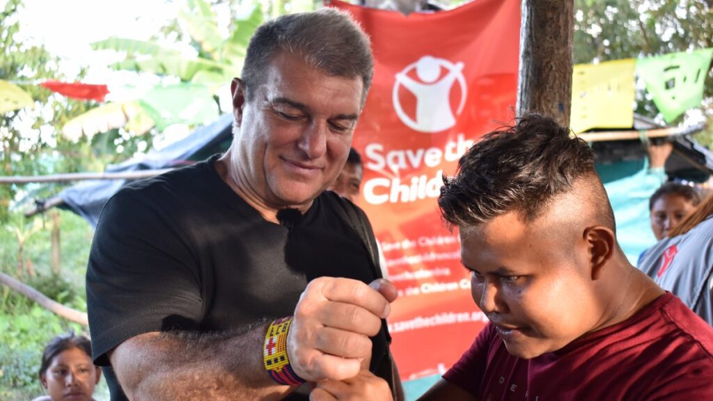 Joan Laporta visita los proyectos de Save the Children en Colombia