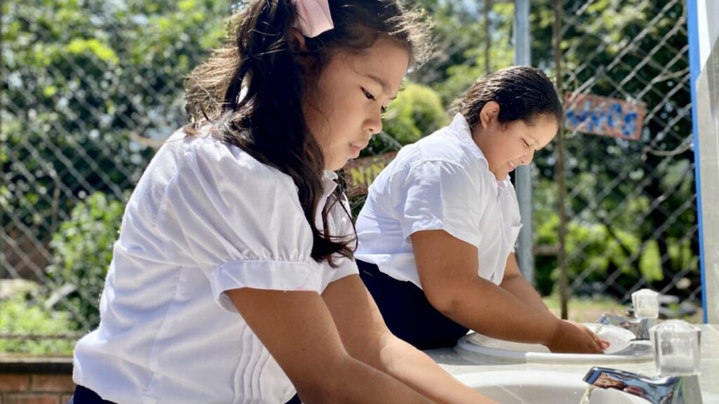 Protección integral de la niñez: agua y saneamiento básico